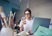 6 Fantastic Benefits of Students Having a Smartphone Student using phone