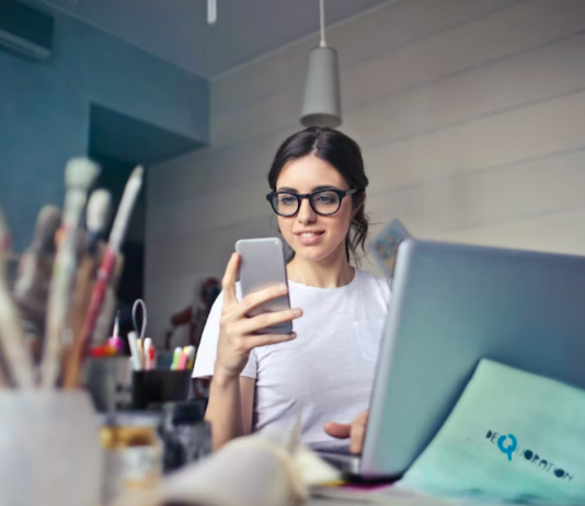 6 Fantastic Benefits of Students Having a Smartphone Student using phone