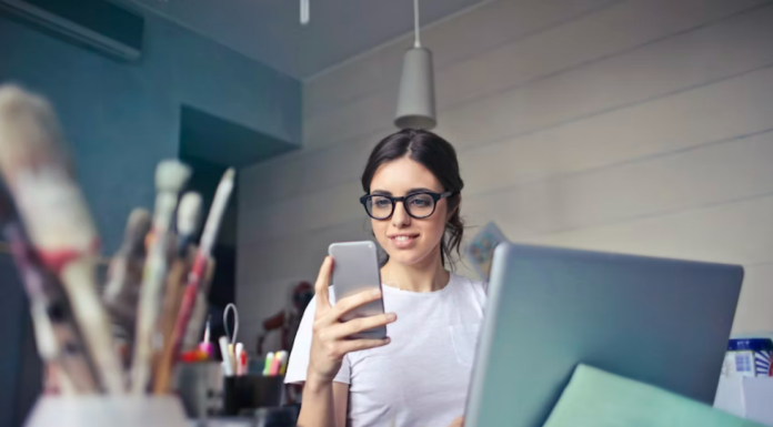 6 Fantastic Benefits of Students Having a Smartphone Student using phone