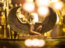 Gambling in the Sands: The Natural Charms of Egyptian Slot Games Color Crescent