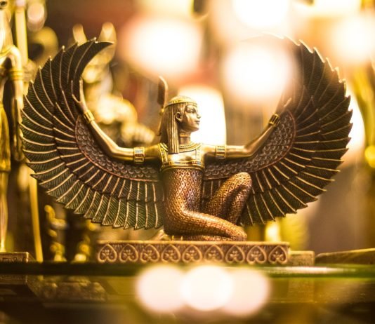 Gambling in the Sands: The Natural Charms of Egyptian Slot Games Color Crescent